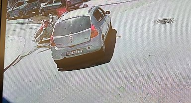 Otomobille motosikletin çarpıştığı kaza kamerada; 1 yaralı