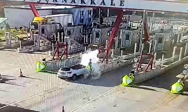Otoyol gişelerine çarpan otomobildeki karı-kocayı ölüm ayırdı; kaza anı kamerada