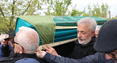 Oyuncu Mehmet Aslantuğ, annesini son yolculuğuna uğurladı