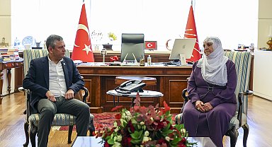 Özgür Özel, 'Barış Anneleri'ni kabul etti