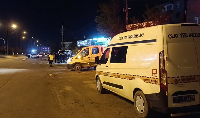 Park halindeki çekiciye çarpan otomobilden fırlayan kadın öldü