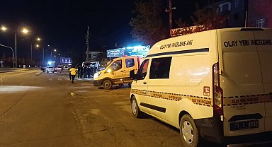 Park halindeki çekiciye çarpan otomobilden fırlayan kadın öldü