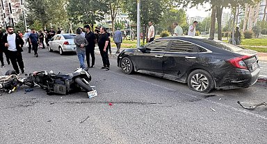 Park halindeki otomobile çarpıp ikiye bölünen motosikletin sürücüsü yaralandı