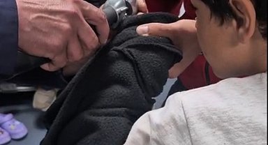 Parmağı musluk aynasına sıkışan çocuğu itfaiye kurtardı