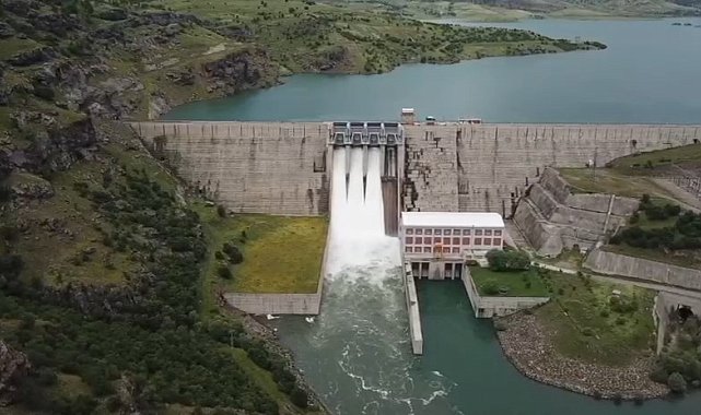 Pembelik Barajı'nda dolusavak kapakları açıldı, kontrollü su tahliyesi başladı