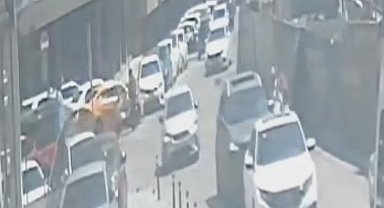 Pendik'te kopan afiş parçası yüzüne çarpan motosiklet sürücüsü kaza yaptı