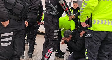 Polise direnen ehliyetsiz motosiklet sürücüsüne biber gazıyla müdahale