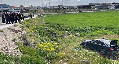Polisin 'dur' ihtarına uymayan sürücünün otomobili şarampole yuvarlandı