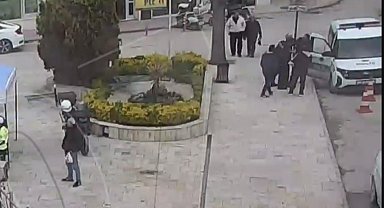 Polislerin 'heimlich' manevrası ile hayata tutundu; o anlar kamerada