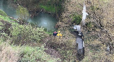 Porsuk Çayı'na düşen otomobilin sürücüsü ağır yaralandı, yanındaki eşi öldü
