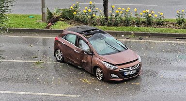 Refüjdeki ağaca çarpan otomobil, karşı şeride geçti: 1 yaralı