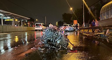 Refüje ve bariyerlere çarpan otomobilin motoru koptu: 1'i ağır 2 yaralı