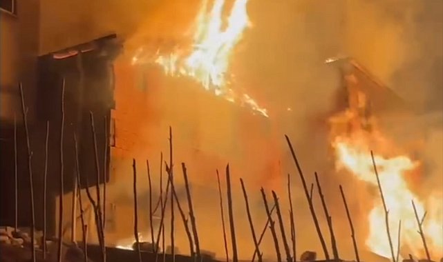 Rize'de bitişik iki ev, yangında kullanılamaz hale geldi