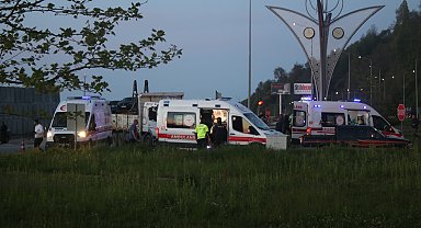 Rize'de otomobil kamyona çarptı; 1'i bebek, 6 yaralı