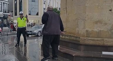 Saat Kulesi önünde bıçakla taşkınlık çıkaran şüpheli gözaltına alındı