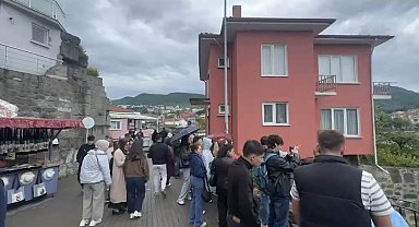 Sağanağın etkili olduğu Amasra'da bayram yoğunluğu