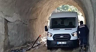 Sağanak nedeniyle minibüste mahsur kalan aile kurtarıldı