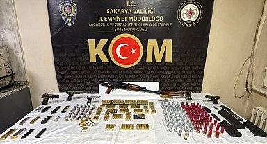 Sakarya'da iki ayrı evde yapılan aramada tabancalar, tüfek ve mühimmat ele geçirildi