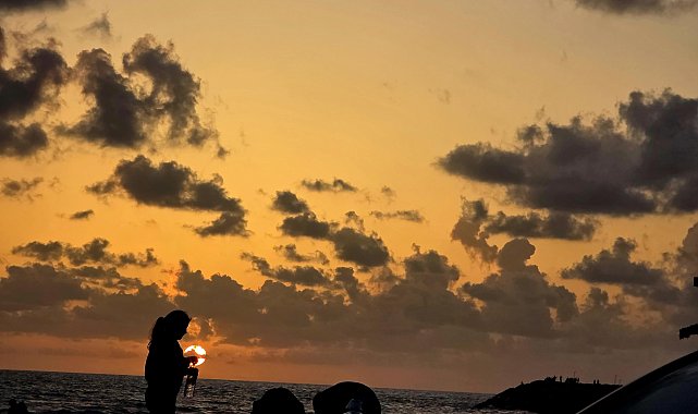 Samandağ sahilinde gün batımında eşsiz manzara