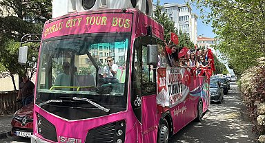 Şampiyon öğrencilerden üstü açık otobüsle şehir turu