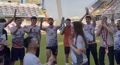 Şampiyonluk kutlamalarında futbolcudan sürpriz evlilik teklifi