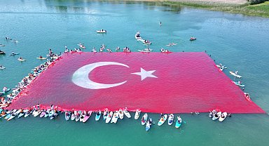 Sapanca Gölü'nde 19 Mayıs'ta, 1923 metrekarelik Türk bayrağı açıldı