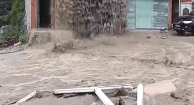 Sel suları evin içinden geçip balkondan caddeye aktı
