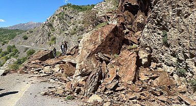 Şemdinli-Derecik kara yolu, heyelan nedeniyle ulaşıma kapandı