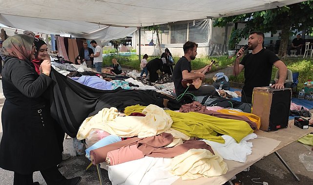 Semt pazarında kendi bestelerini seslendirip satış yapıyor