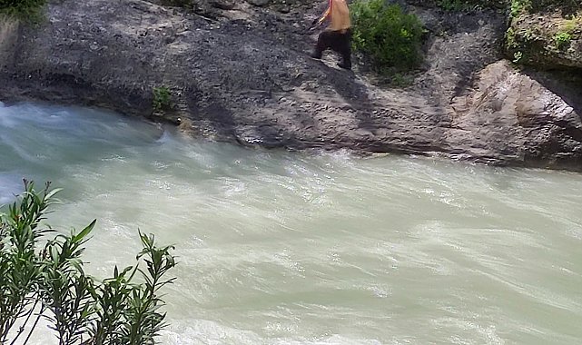 Serinlemek için girdiği çayda akıntıya kapılarak kayboldu