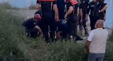 Seyhan Nehri'e düşen kadını tekneyle açılan vatandaşlar kurtardı