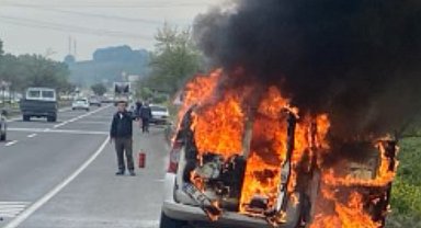 Seyir halindeki hafif ticari araç alev alev yandı