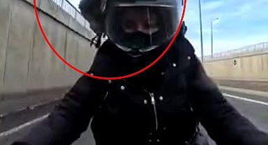 Seyir halindeki motosikletin sürücüsünün kaskına güvercin çarptı