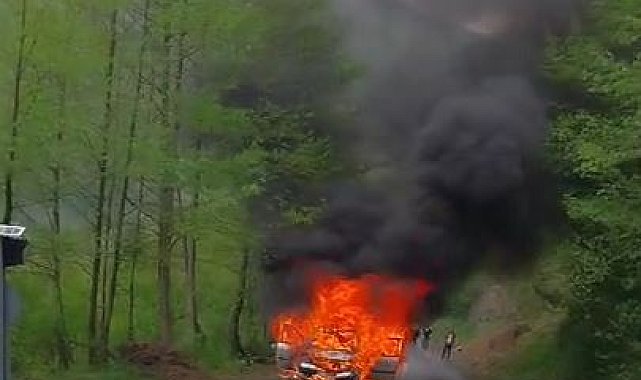 Seyir halindeki otomobilin alev topuna dediği anlar kamerada