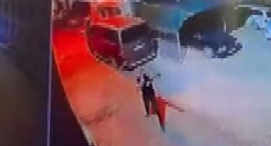 Silahı önce tutukluk yaptı, ardından eve 2 el ateş etti; o anlar kamerada