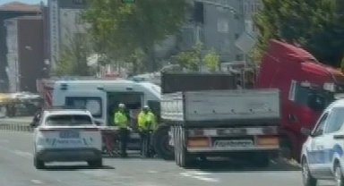 Silivri'de bariyere çarpan TIR'ın şoförü öldü