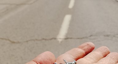 Silivri'de kamyondan yola dökülen vidalar nedeniyle uzun araç kuyrukları oluştu