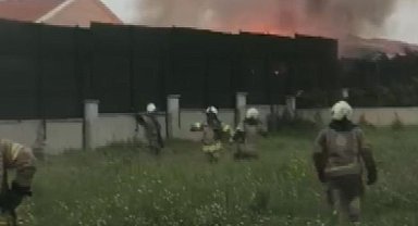 Silivri'de tek katlı ev alev alev yandı