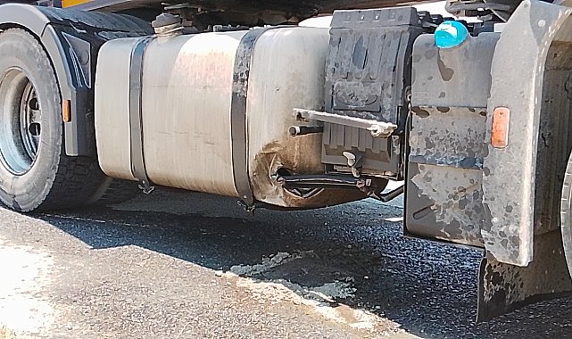 Silivri'de TIR'ın yakıt deposu delindi; mazot 1 kilometre boyunca yola aktı