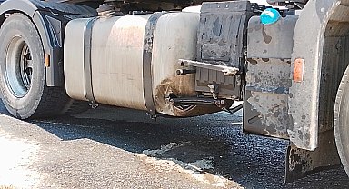 Silivri'de TIR'ın yakıt deposu delindi; mazot 1 kilometre boyunca yola aktı