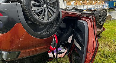 Sinyalizasyon direğine çarpan otomobil takla attı: 1'i çocuk 4 yaralı