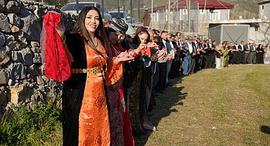 Şırnak'ta aşiretlerin 'yasak' kararına rağmen kadınlar halay başına geçti