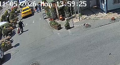 Şişli'de 79 yaşındaki kadın geri manevra yapan taksinin altında kaldı; yardımına çevredekiler koştu