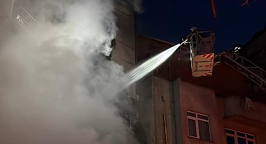 Şişli'de motosiklette çıkan yangın, iş yerini ve binanın dış cephesini sardı