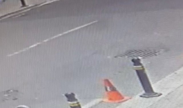 Şişli'de yolun karşısına geçen kişiye motosiklet çarptı; kaza kamerada