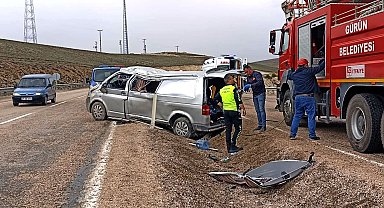 Sivas'ta minibüs devrildi: 1 ölü, 8 yaralı