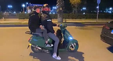 Sokak köpeği motosiklete binmek istedi; o anlar kamerada
