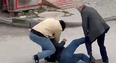 Sokak ortasında 2 kişi tarafından darbedildi
