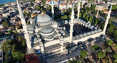 Sultanahmet Camii'nde bayram yoğunluğu havadan görüntülendi