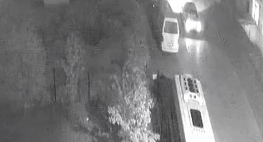Sürücünün, otomobiliyle park halindeki minibüse çarpıp kaçtığı anlar kamerada